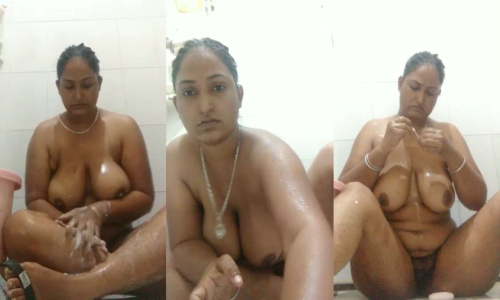 Desi Big Boobs Busty Aunty Teasing Thick Ass Bathing Session
